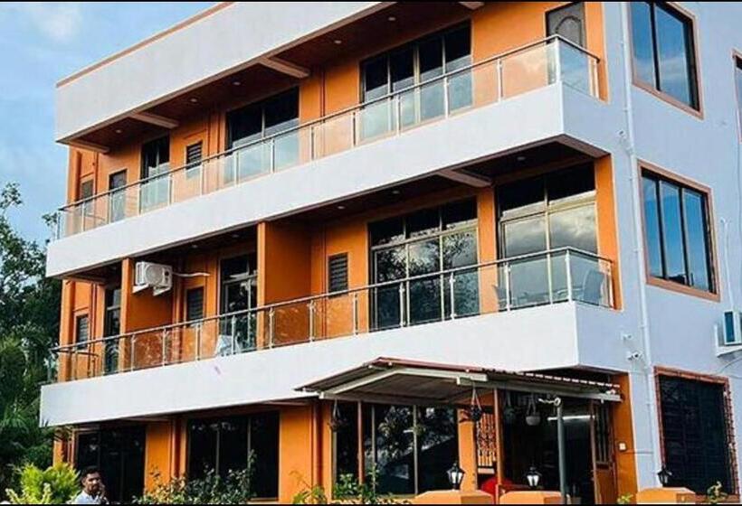 Отель Prajakta Holiday Inn