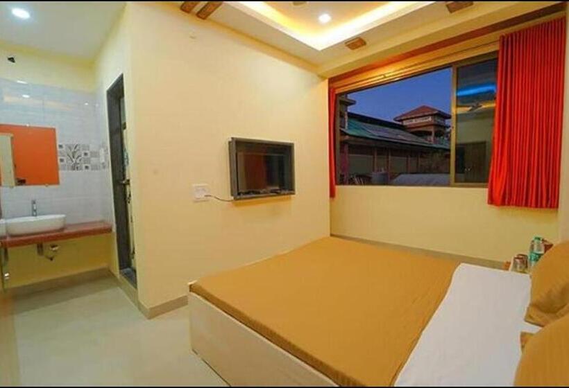 Отель Prajakta Holiday Inn