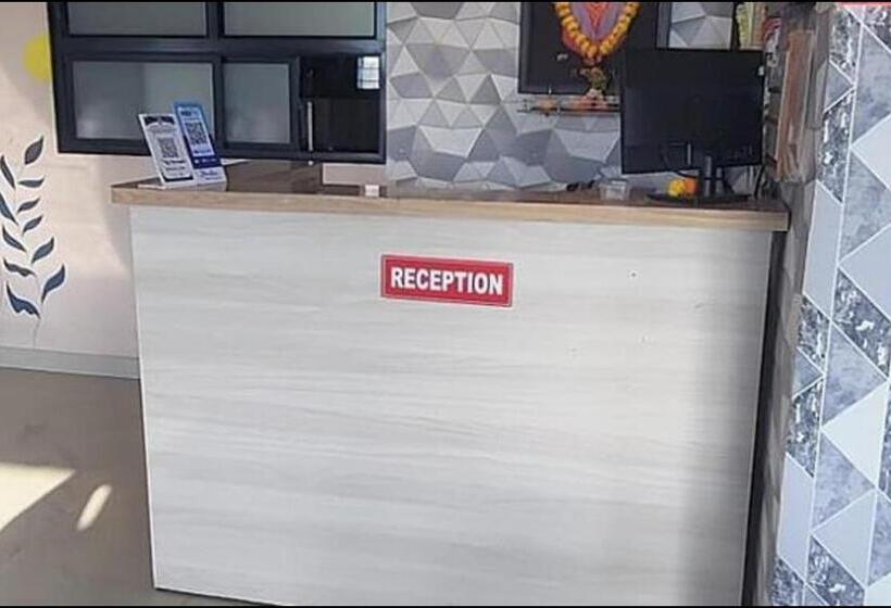 Отель Prajakta Holiday Inn