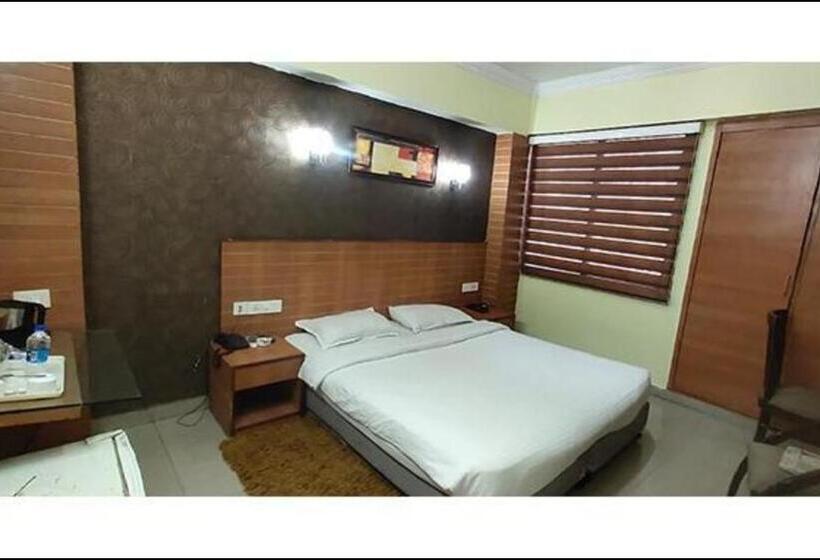 Отель Prajakta Holiday Inn