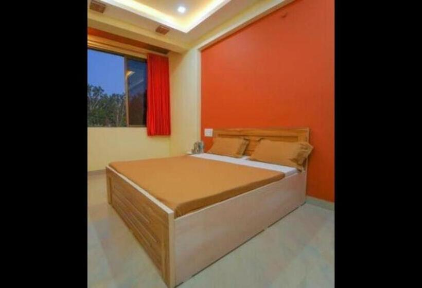 Отель Prajakta Holiday Inn