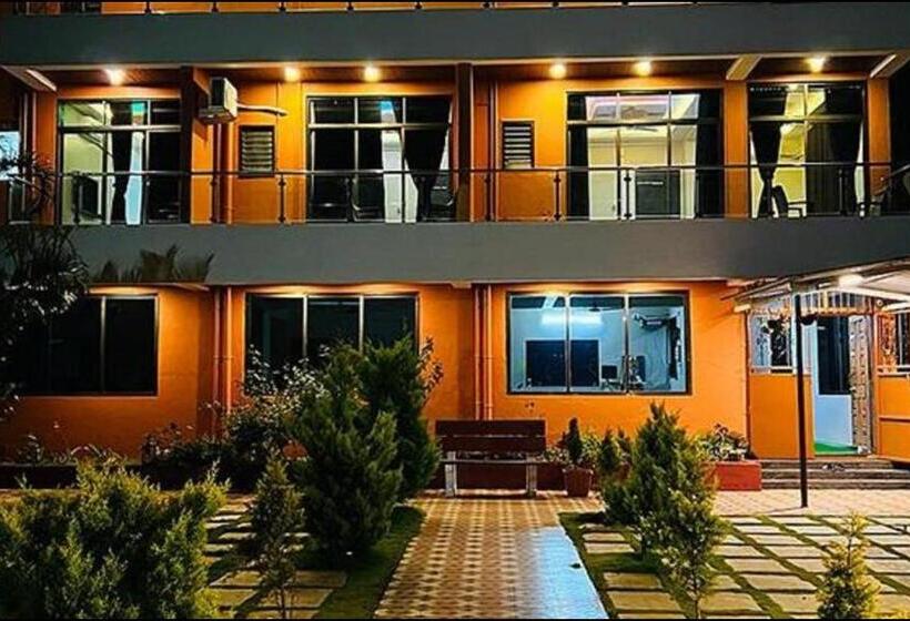 Отель Prajakta Holiday Inn