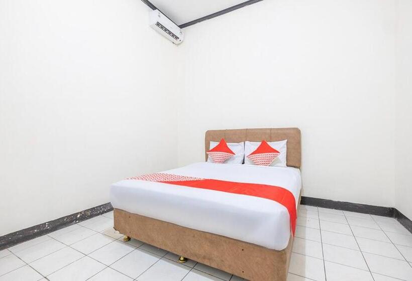 Super Oyo 2703 Hotel Transit 1