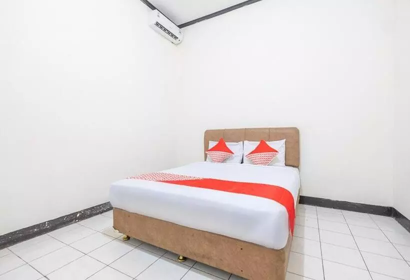 Super Oyo 2703 Hotel Transit 1