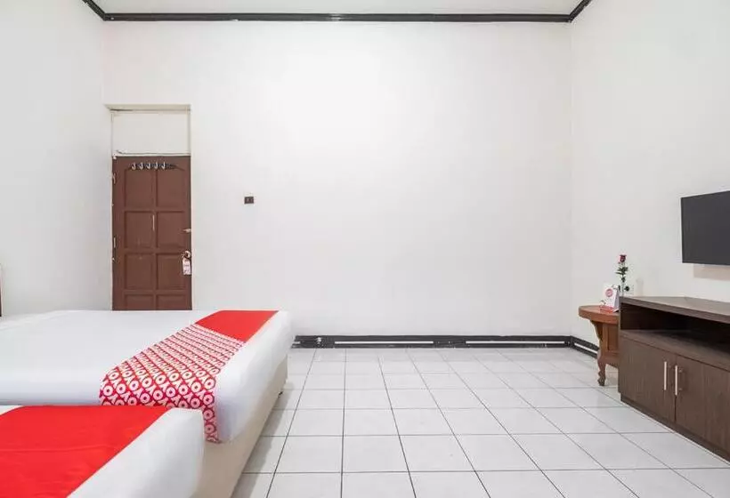 Super Oyo 2703 Hotel Transit 1