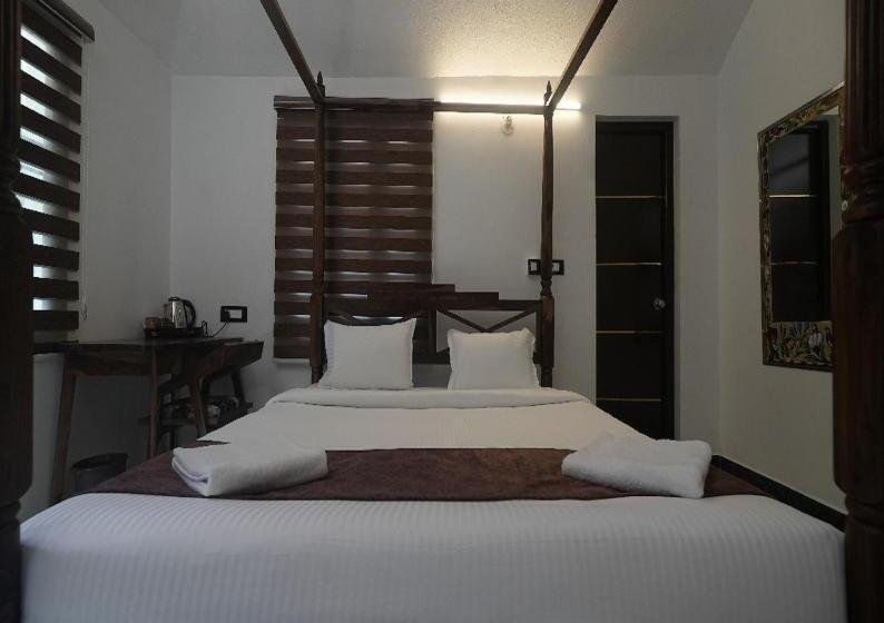 هتل Courtyard Castle Heritage Resort