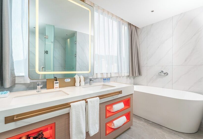 Hotel Holiday Inn Express Bazhong Center, An Ihg