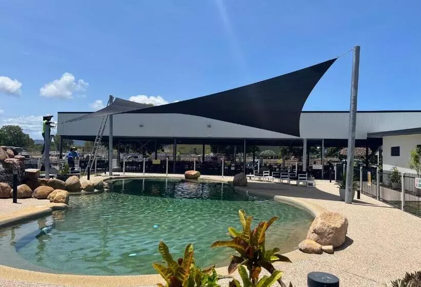 Hotelli Lucinda Village