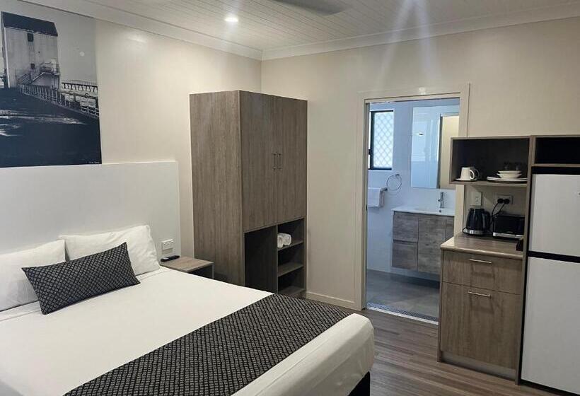 ホテル Lucinda Village