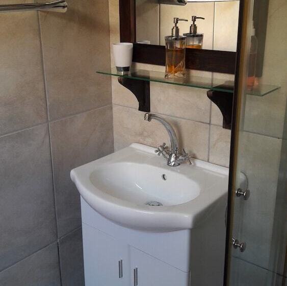 تختخواب و صبحانه Anchorage Guest House
