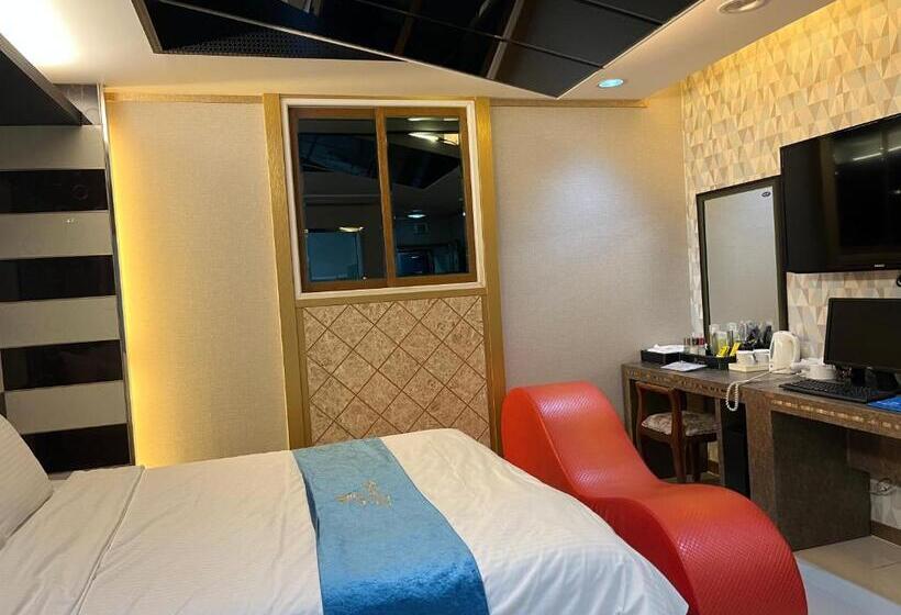 Queen Drive In Motel