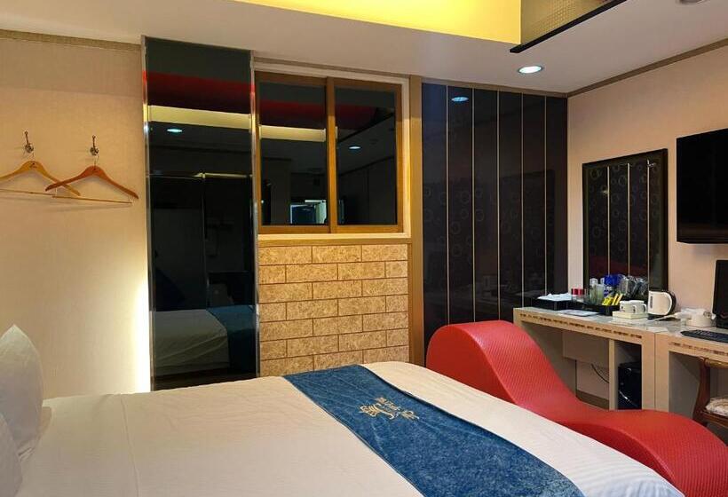 Queen Drive In Motel