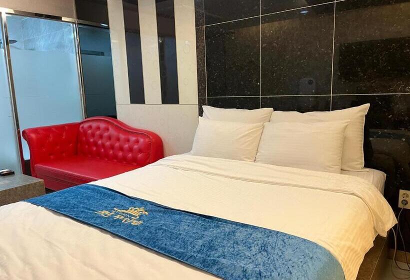 Queen Drive In Motel