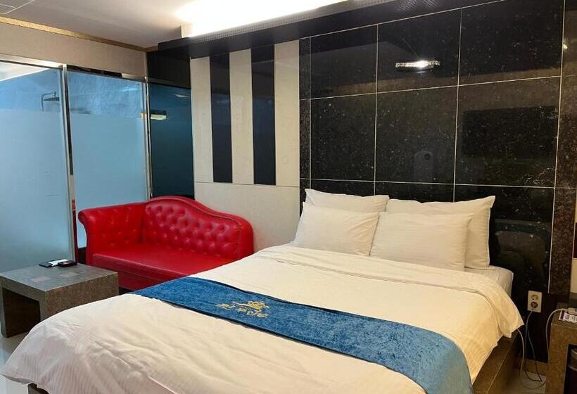 Queen Drive In Motel