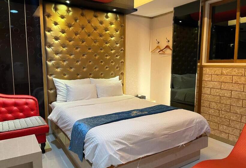 Queen Drive In Motel