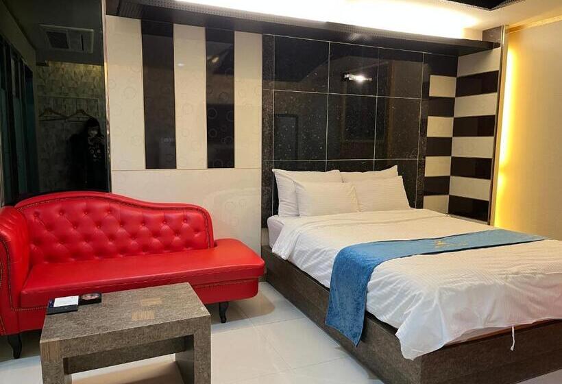 Queen Drive In Motel