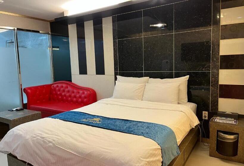 Queen Drive In Motel