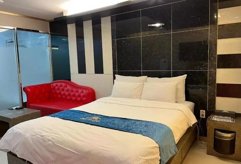 Queen Drive In Motel