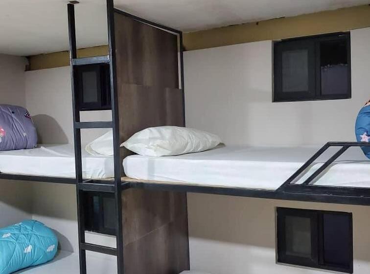 هاستل Flintstones Backpackers