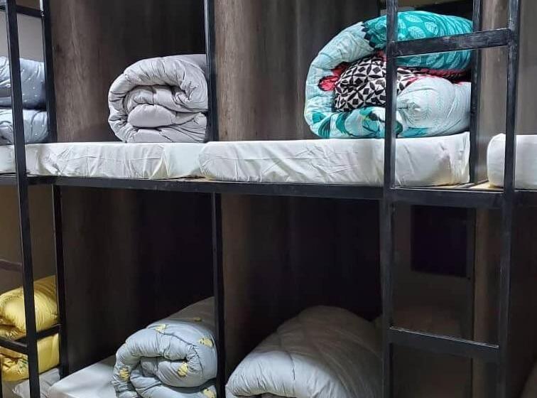 هاستل Flintstones Backpackers