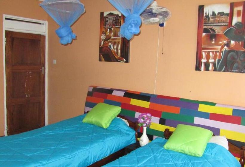 هاستل Flintstones Backpackers