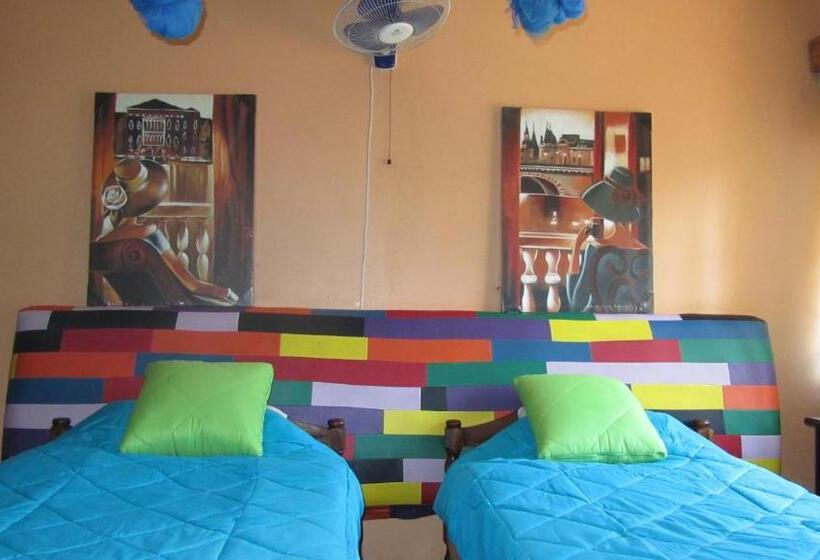 هاستل Flintstones Backpackers