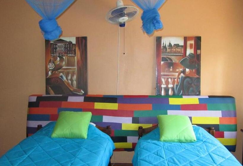 هاستل Flintstones Backpackers