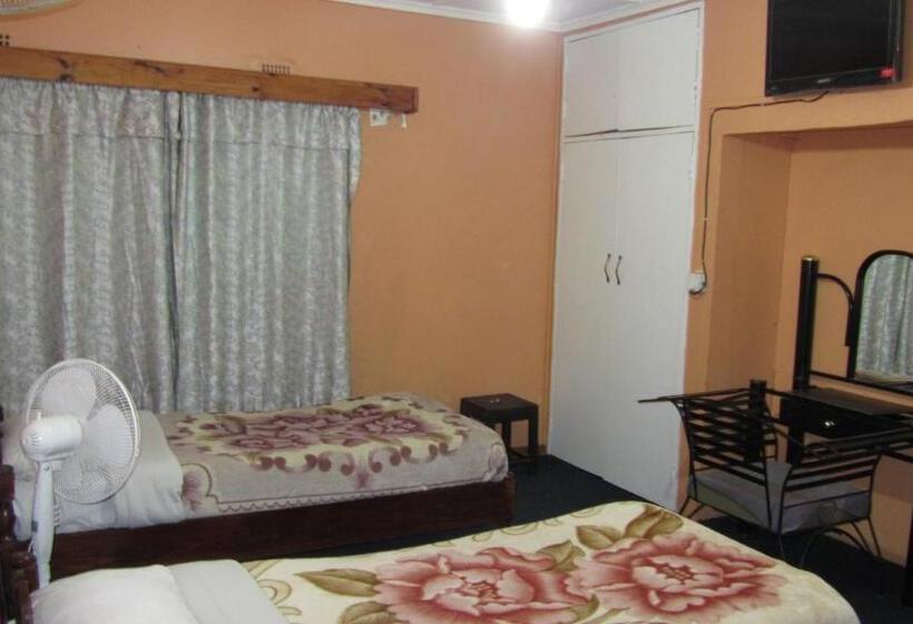 هاستل Flintstones Backpackers