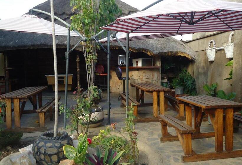 هاستل Flintstones Backpackers