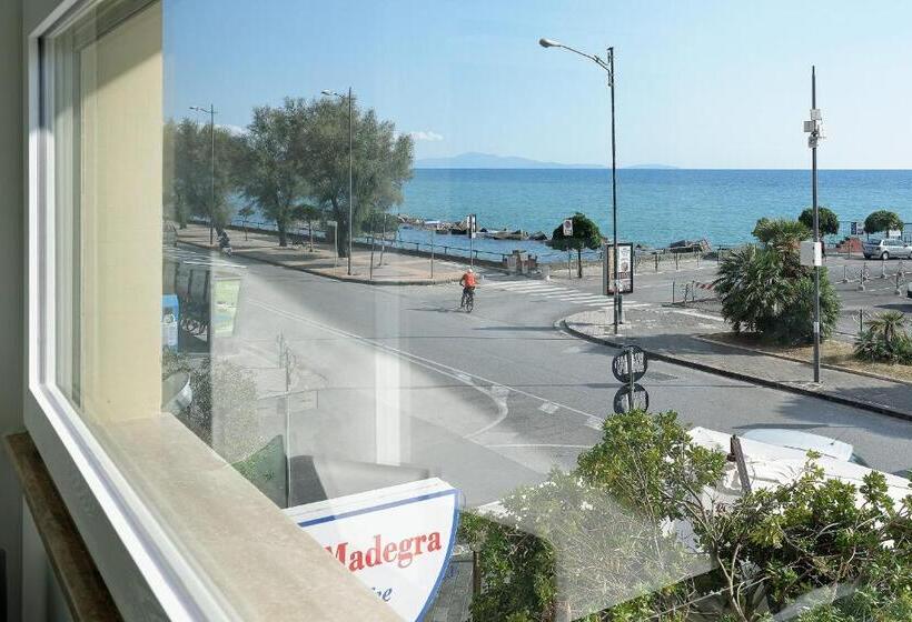 تختخواب و صبحانه La Madegra Seasuite