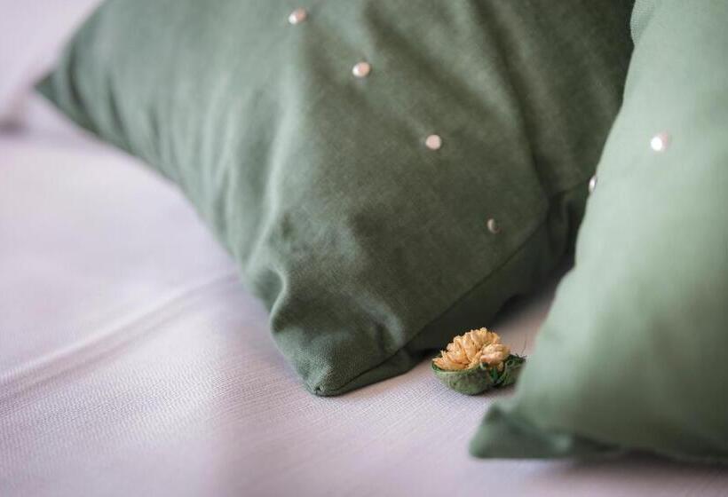 تختخواب و صبحانه La Madegra Seasuite