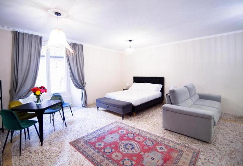 Bed and Breakfast La Piazzetta Rooms & Apartments