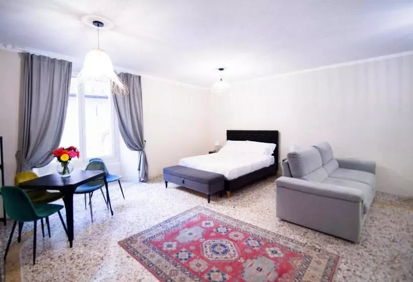 تختخواب و صبحانه La Piazzetta Rooms & Apartments
