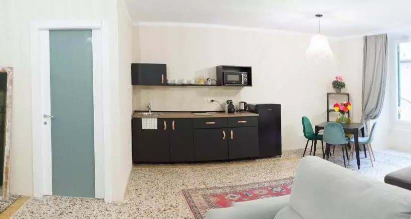 تختخواب و صبحانه La Piazzetta Rooms & Apartments