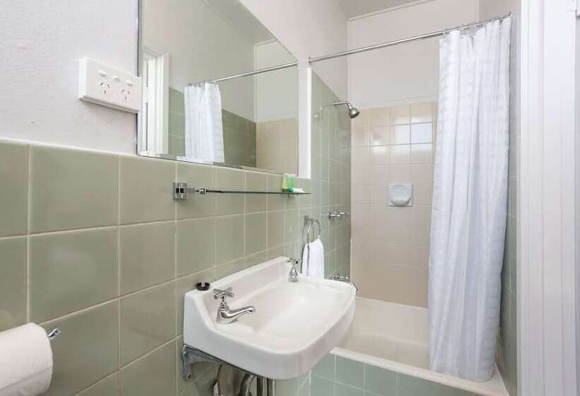 Hotel Nightcap At Emerald Star