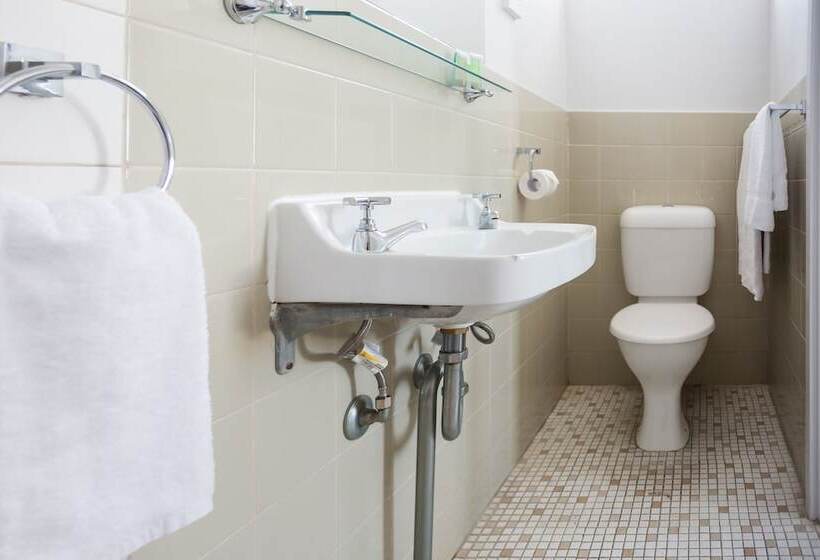 Hotel Nightcap At Emerald Star