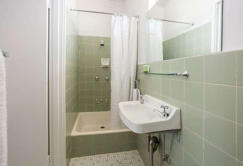 Hotel Nightcap At Emerald Star