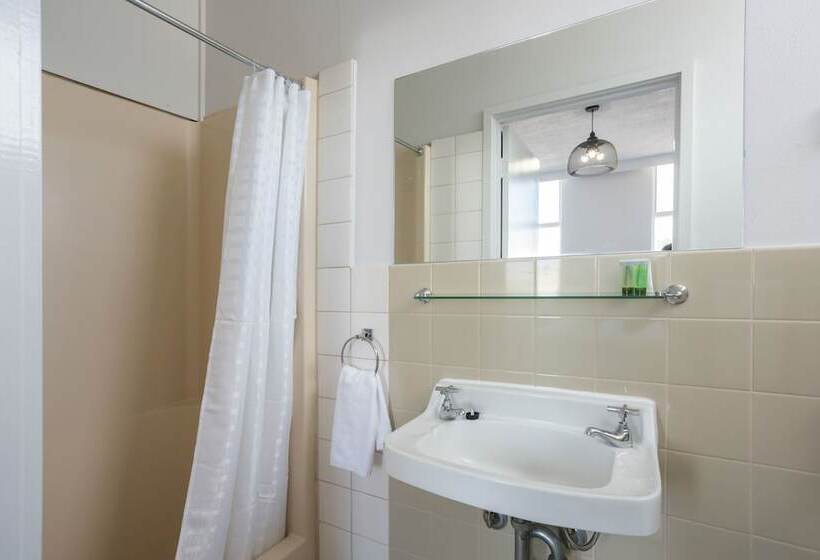 Hotel Nightcap At Emerald Star