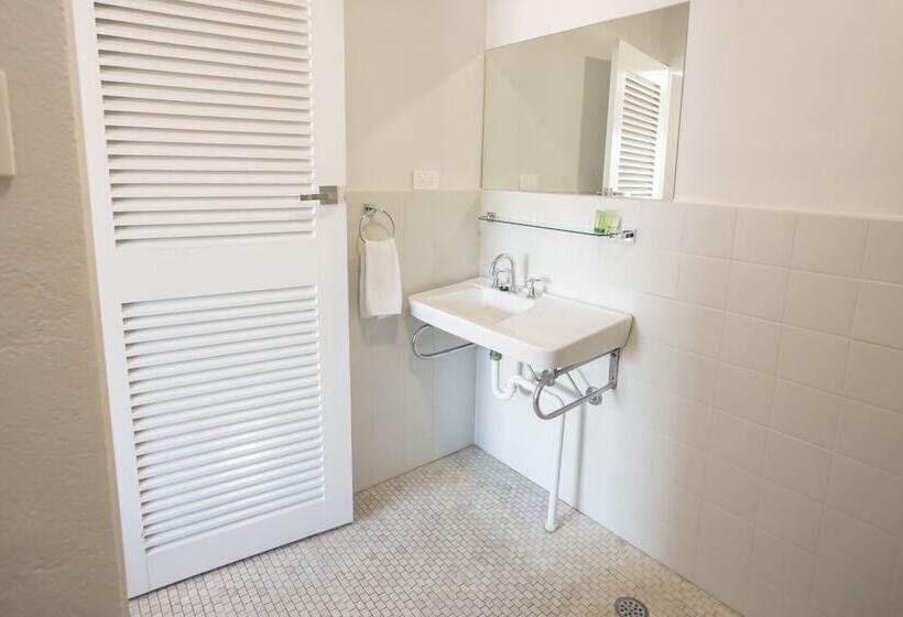 Hotel Nightcap At Emerald Star