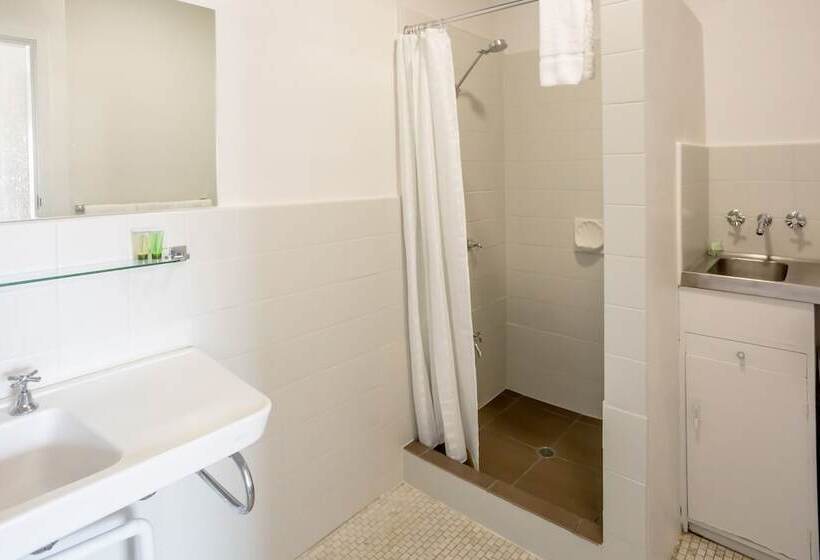 Hotel Nightcap At Emerald Star