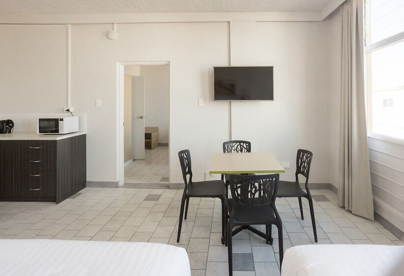 Hotel Nightcap At Emerald Star