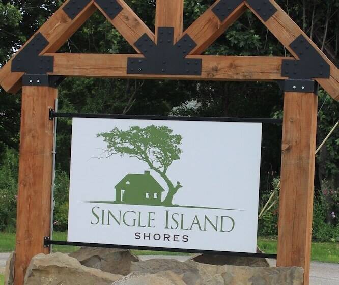 Single Island Shores