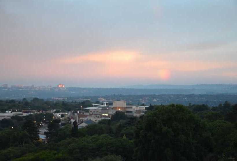 Пансион Over The Moon Guesthouse