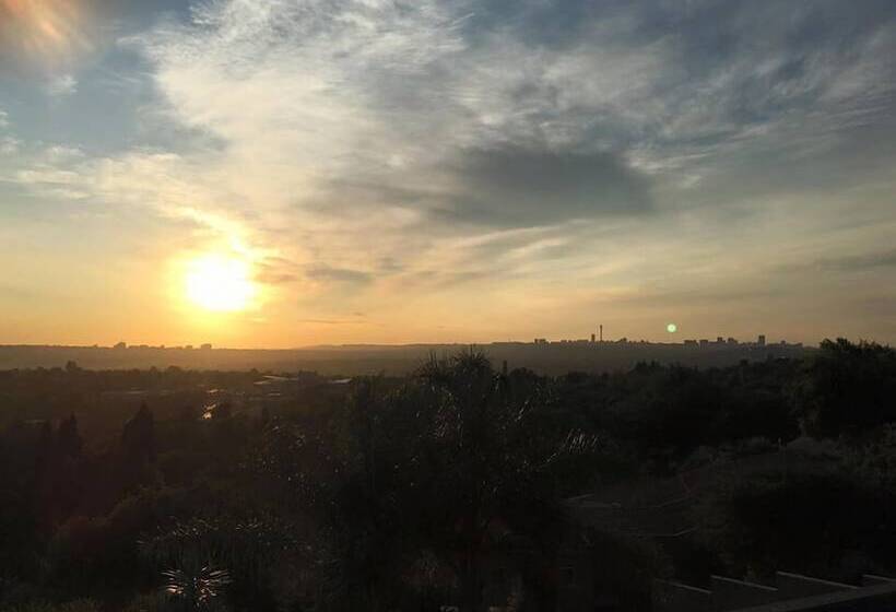 Пансион Over The Moon Guesthouse