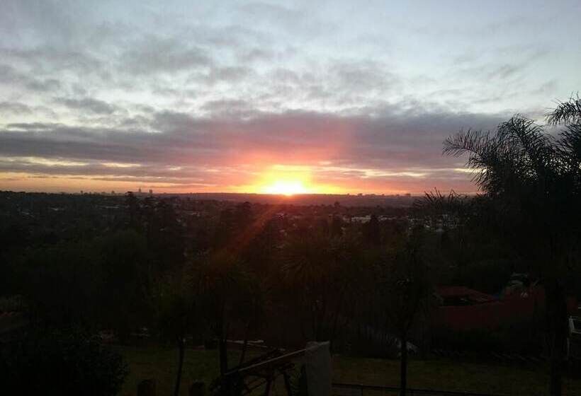 Пансион Over The Moon Guesthouse