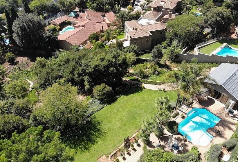 Пансион Over The Moon Guesthouse