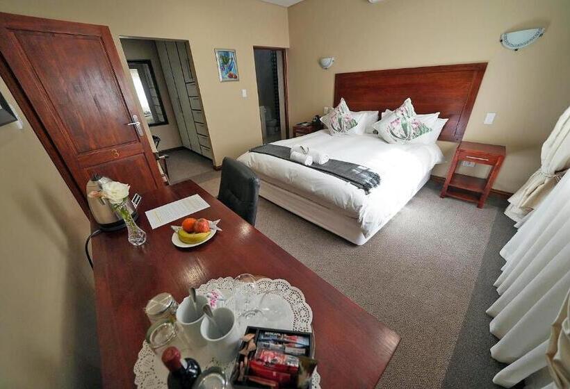 Пансион Over The Moon Guesthouse