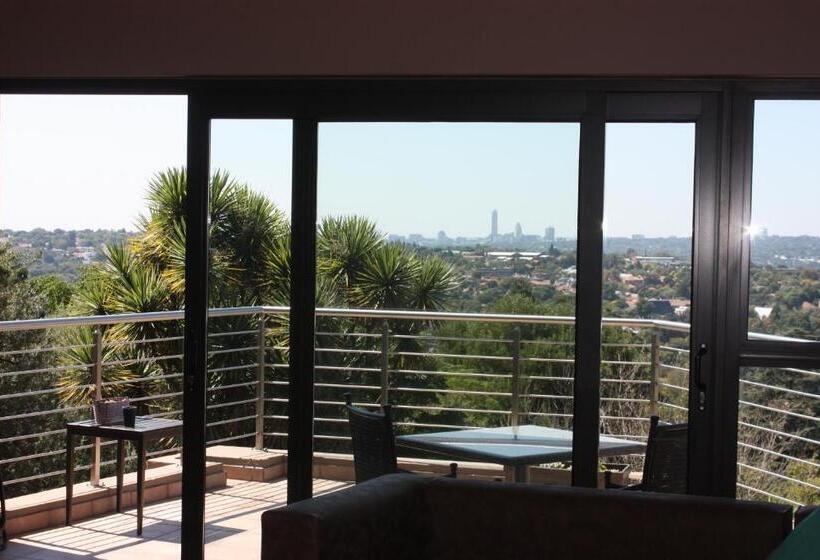 Пансион Over The Moon Guesthouse