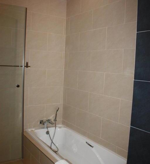 Пансион Over The Moon Guesthouse