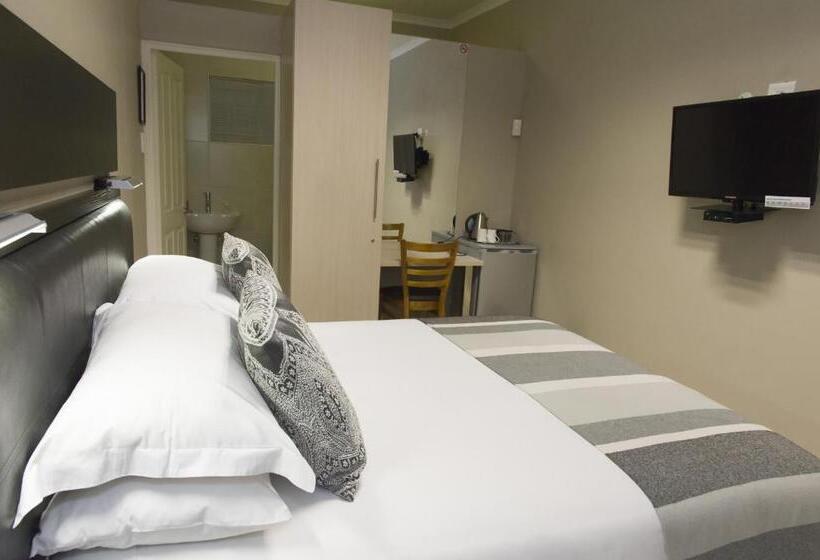 بنسيون The Suburban Guest House